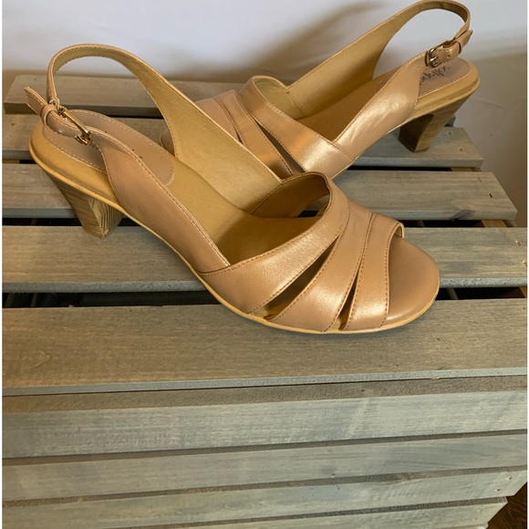 Soft spots leather sandals with 3” heels size 11WW, navy and camel - Picture 10 of 12